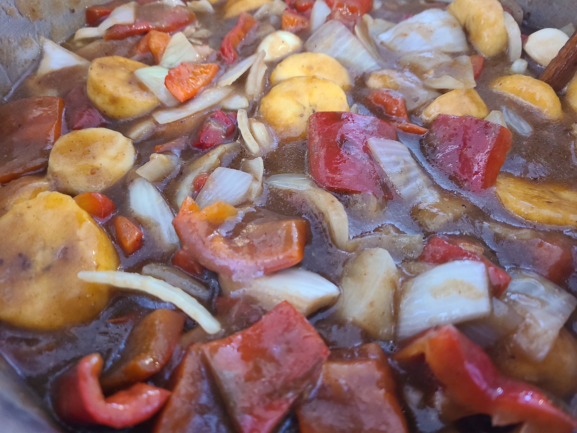 Medium-heat hot sauce with tropical sweet and spicy flavor